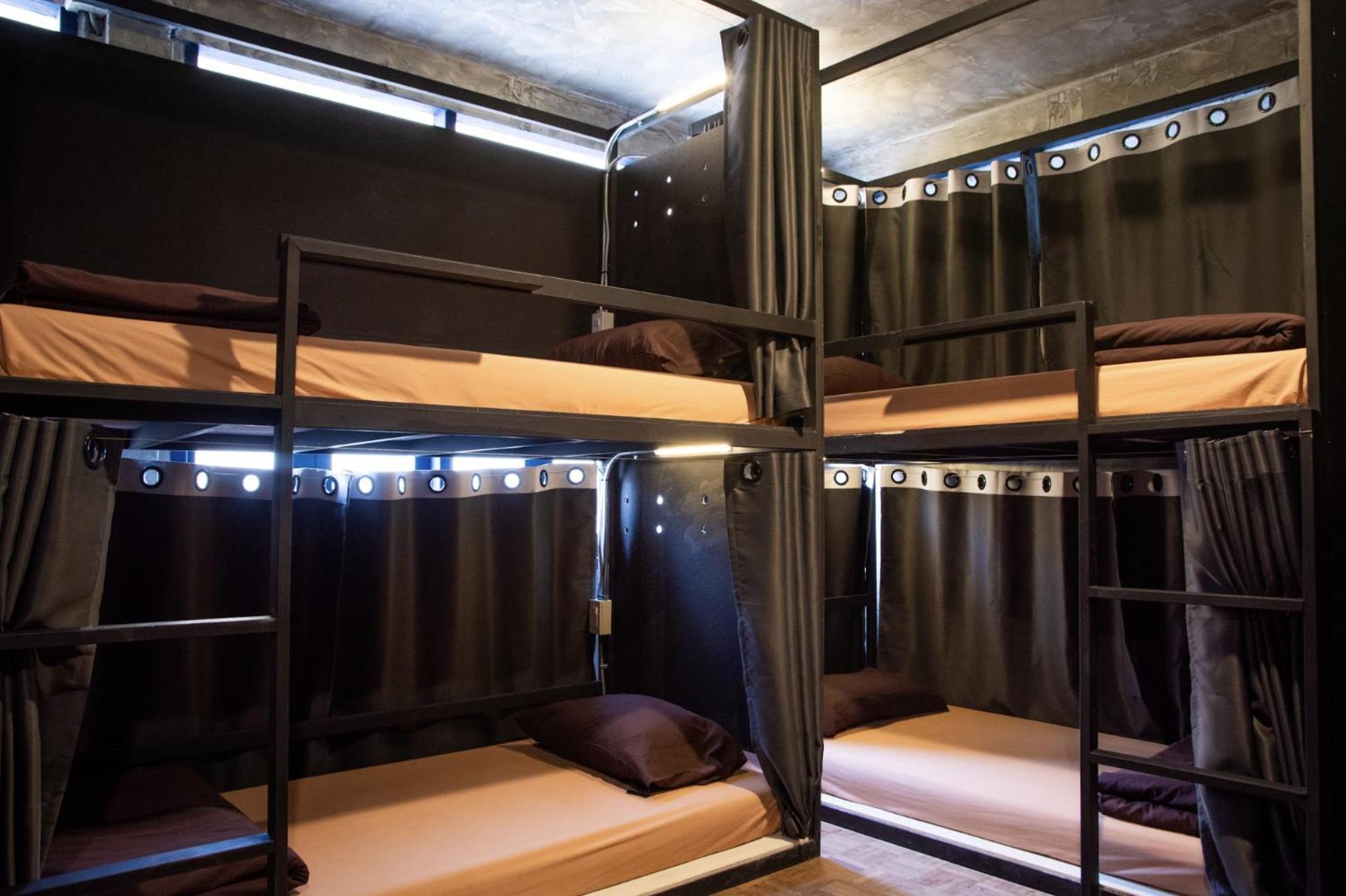 Area81 Hideout Hostel Бангкок Экстерьер фото
